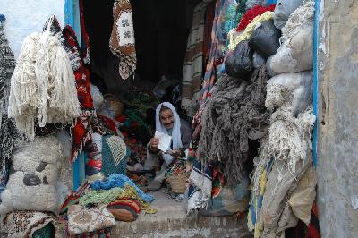 Petit vendeur malin des souks de Kairouan