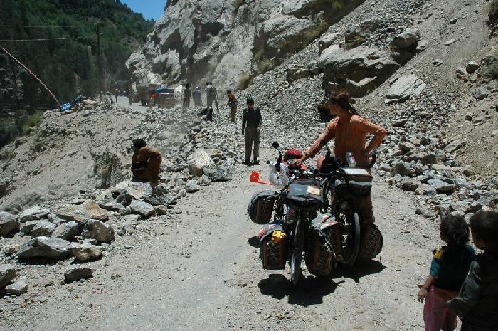 La route s'effondre vers Spilo