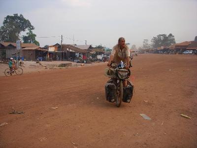 Eric arrive au village de Sa Em