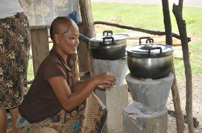 Laotienne à sa cuisine