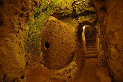 Une des portes de pierres infranchissables de la ville souterraine de Derinkuyu