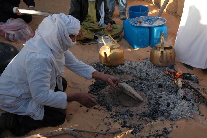 Pain cuit dans le sable par les touareg
